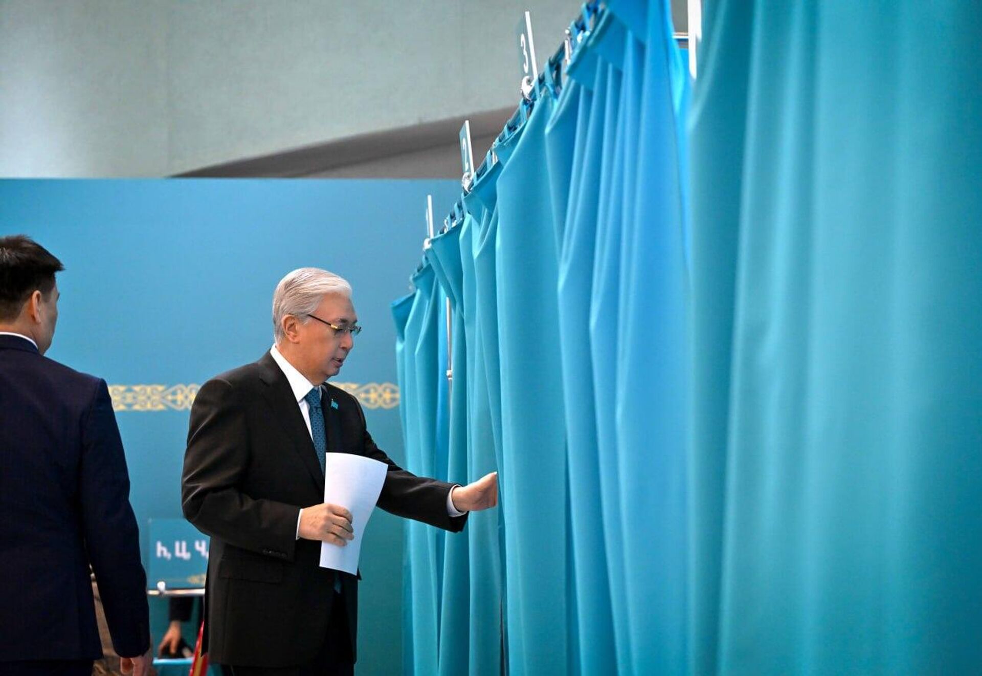 Касым-Жомарт Токаев принял участие в референдуме по новой Конституции Казахстана - Sputnik Казахстан, 1920, 15.03.2026