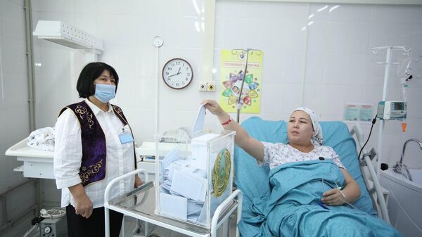 Многодетная мама родила девятого сына и проголосовала на референдуме в Мангистауской области  - Sputnik Казахстан