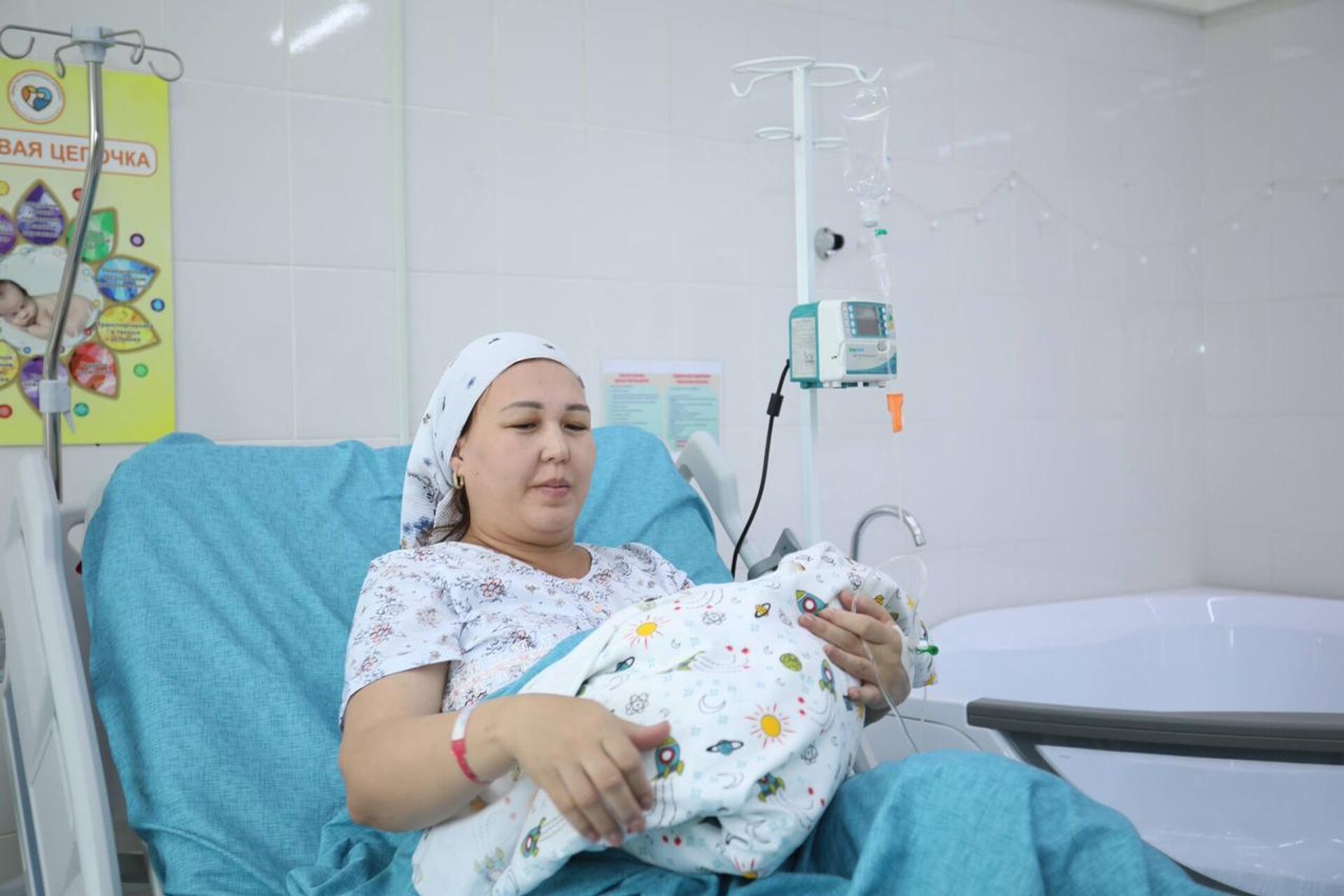 Многодетная мама родила девятого сына и проголосовала на референдуме в Мангистауской области  - Sputnik Казахстан, 1920, 15.03.2026