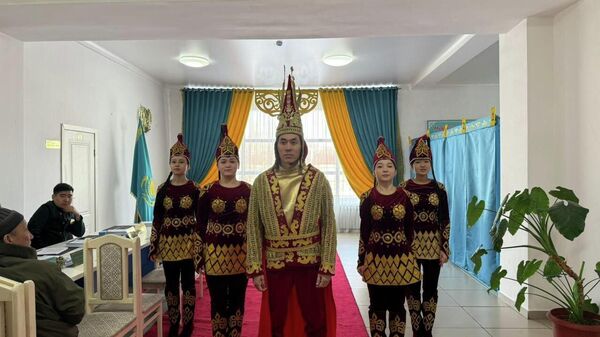 Золотой человек пришел на референдум  - Sputnik Казахстан