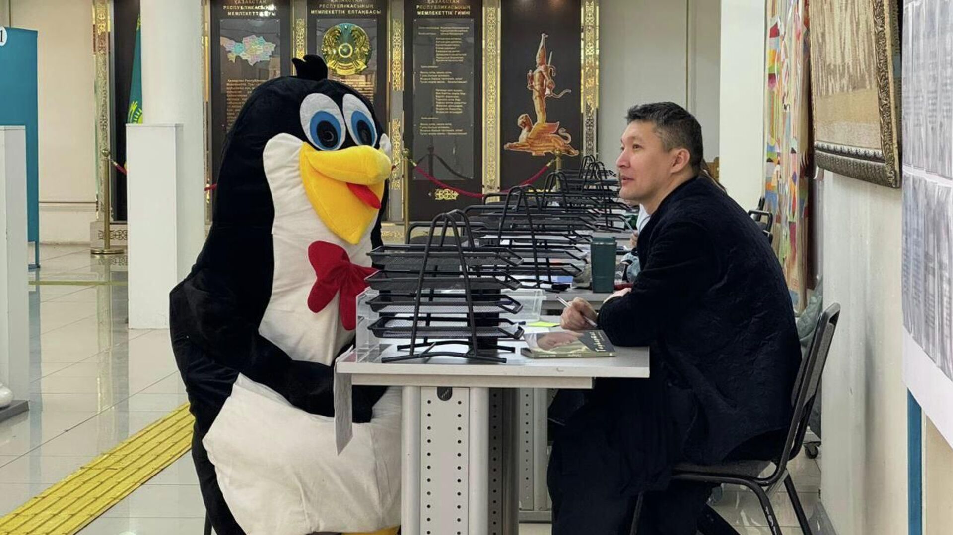 Тот самый пингвин пришел голосовать на референдуме в Алматы   - Sputnik Казахстан, 1920, 15.03.2026
