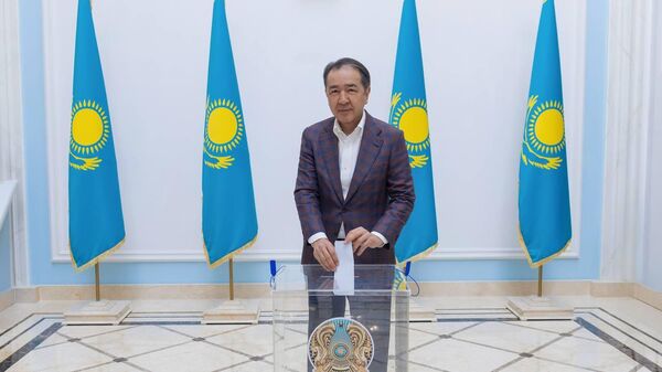 Глава Коллегии ЕЭК Бакытжан Сагинтаев проголосовал на референдуме на участке в Москве  - Sputnik Казахстан