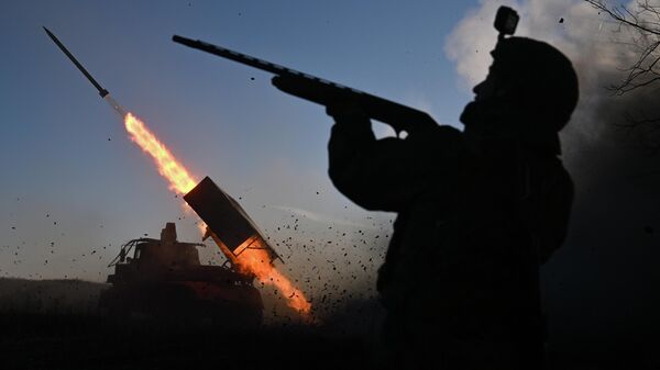 Боевая работа расчета РСЗО Град группировки войск Центр на Днепропетровском направлении СВО - Sputnik Казахстан