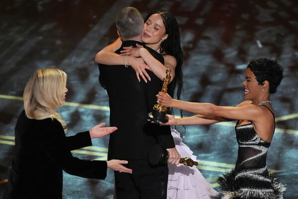 Сара Мерфи (слева направо), Пол Томас Андерсон, Чейз Инфинити и Тейана Тейлор (справа налево) получают награду за лучший фильм за фильм "Одна битва за другой" во время церемонии вручения премии "Оскар" в воскресенье, 15 марта 2026 года, в театре "Долби" в Лос-Анджелесе. (Фото AP/Крис Пиццелло. - Sputnik Казахстан