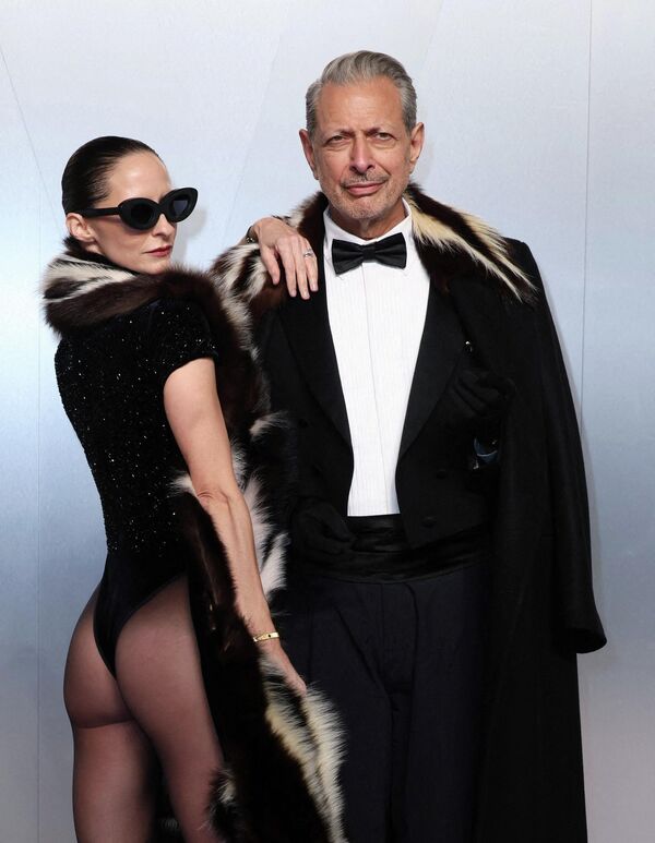 Эмили Ливингстон и Джефф Голдблюм прибывают на вечеринку Vanity Fair, посвященную 98-й церемонии вручения премии "Оскар", в Беверли-Хиллз, США. - Sputnik Казахстан