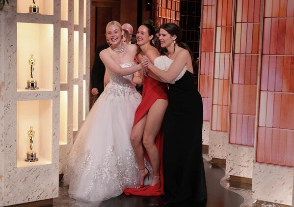 Эль Фаннинг, Ренате Рейнсве и Инга Ибсдоттер Лиллеас реагируют за кулисами во время церемонии вручения "Оскара" на 98-й церемонии вручения премии "Оскар" в Голливуде, Лос-Анджелес, Калифорния, США. - Sputnik Казахстан