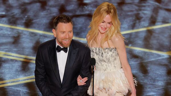 Актер Юэн Макгрегор и актриса Николь Кидман на церемонии вручения наград 98-й премии  Оскар в Лос-Анджелесе - Sputnik Казахстан