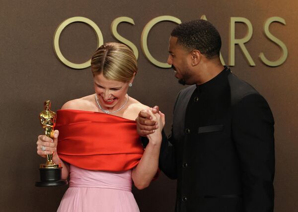 Актриса Джесси Бакли и актер Майкл Б. Джордан на церемонии вручения наград 98-й премии " Оскар"  в Лос-Анджелесе. - Sputnik Казахстан