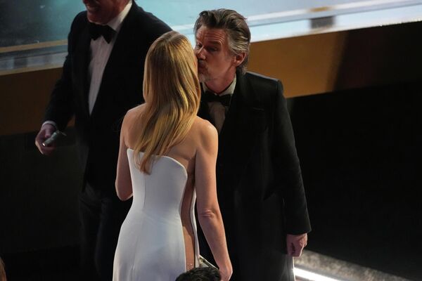 Гвинет Пэлтроу и Итан Хоук во время церемонии вручения премии "Оскар" в Лос-Анджелесе, США. - Sputnik Казахстан