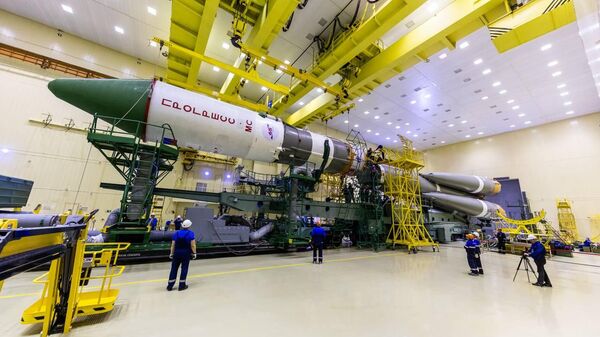 На Байконуре собрали ракету Союз-2.1а с грузовым кораблём Прогресс МС-33 - Sputnik Казахстан