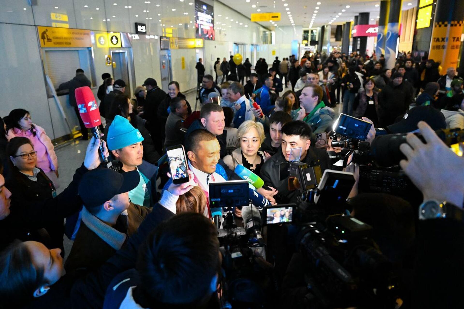 Как встречали чемпиона Паралимпийских игр Ербола Хамитова в Казахстане  - Sputnik Казахстан, 1920, 17.03.2026