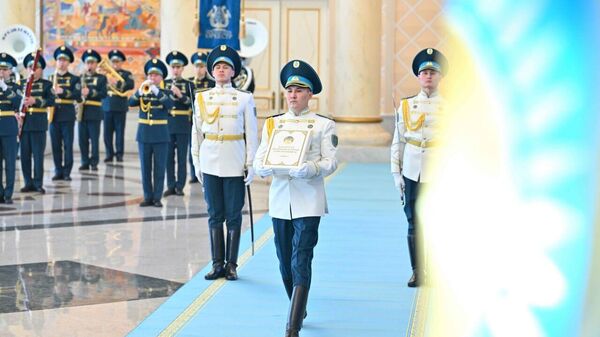 Глава государства Касым-Жомарт Токаев скрепил своей подписью Конституцию Республики Казахстан и подписал Указ О мерах по реализации Конституции Республики Казахстан, принятой 15 марта 2026 года - Sputnik Казахстан