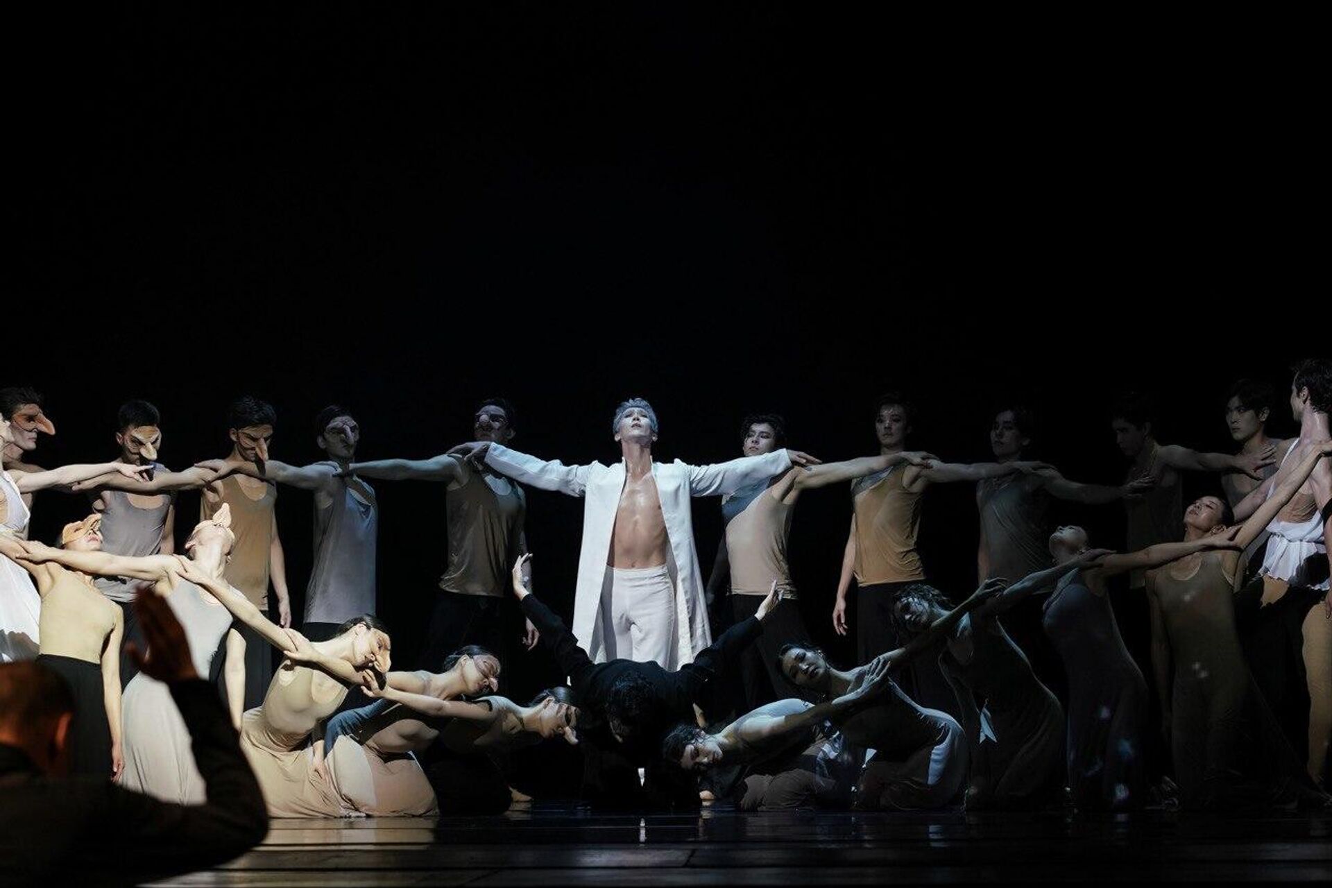 Балет Carmina Burana — это размышление о человеческой природе, о страданиях и поисках души, о неразрывной связи человека с высшими силами - Sputnik Казахстан, 1920, 17.03.2026