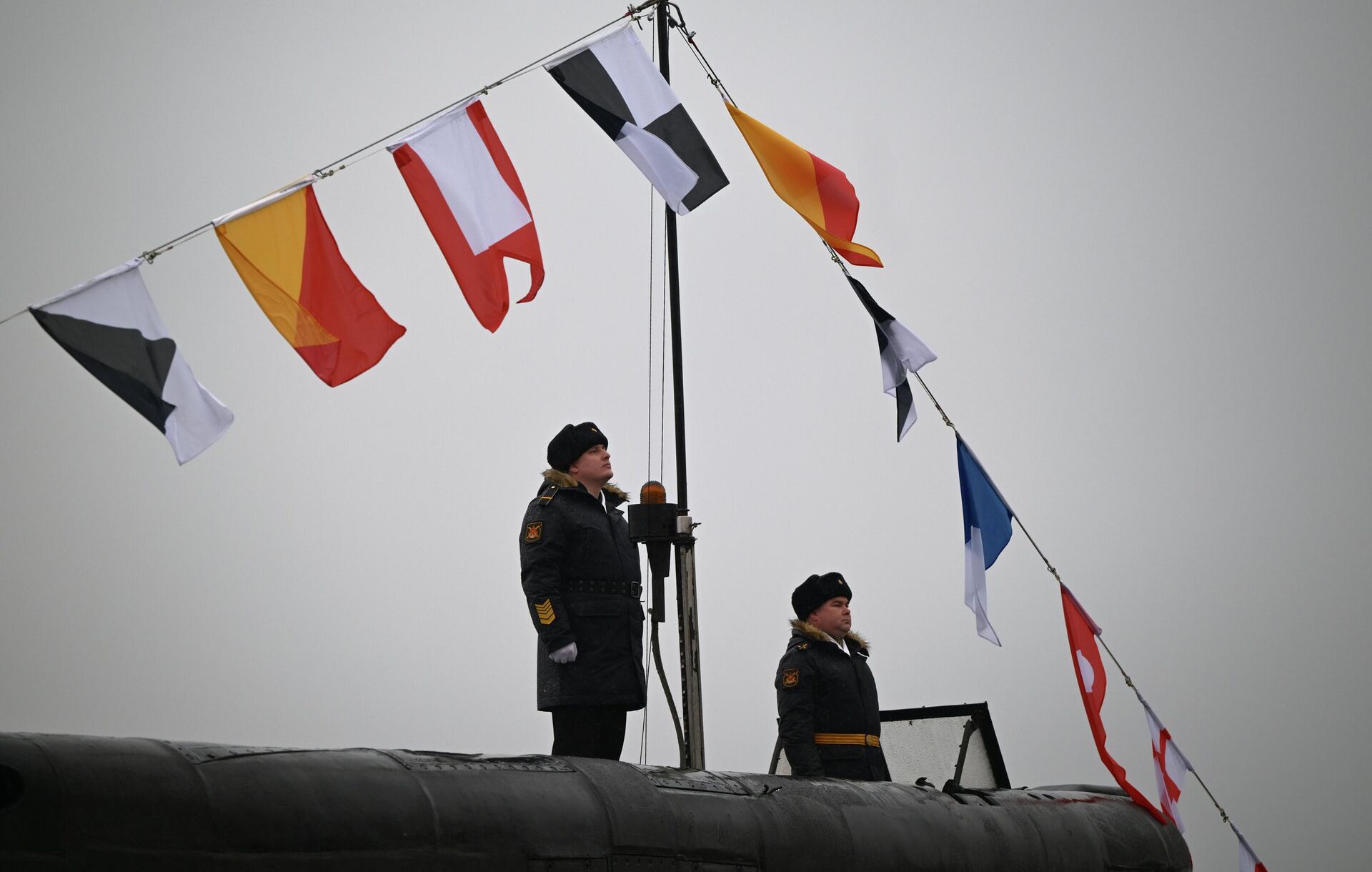 Церемония подъема Андреевского флага на подлодке Великие Луки в Санкт-Петербурге - Sputnik Казахстан, 1920, 18.03.2026