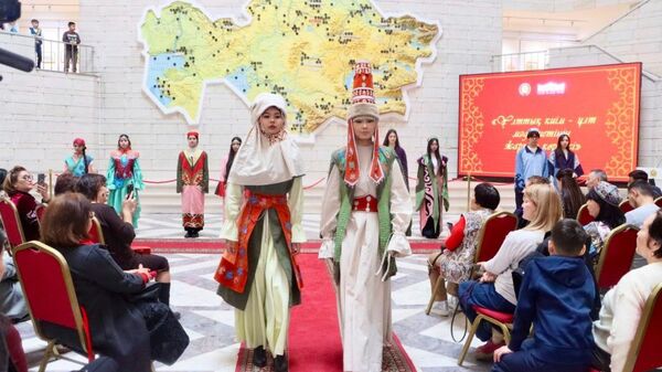 В Национальном центральном музее открылась выставка национальной одежды - Sputnik Казахстан