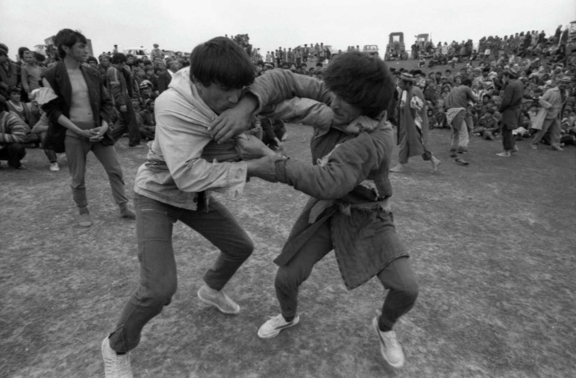 Таджикская ССР. Праздник Навруз (день весеннего равноденствия) в колхозе Победа Пянджского района. Поединок борцов во время праздника. - Sputnik Казахстан, 1920, 19.03.2026