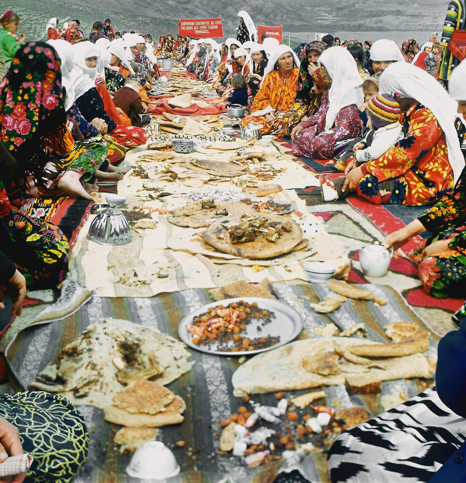 Односельчане за большим столом во время празднования весеннего новогоднего праздника равноденствия - Навруза в кишлаке Иол в Кулябской области Таджикской ССР - Sputnik Казахстан, 1920, 19.03.2026