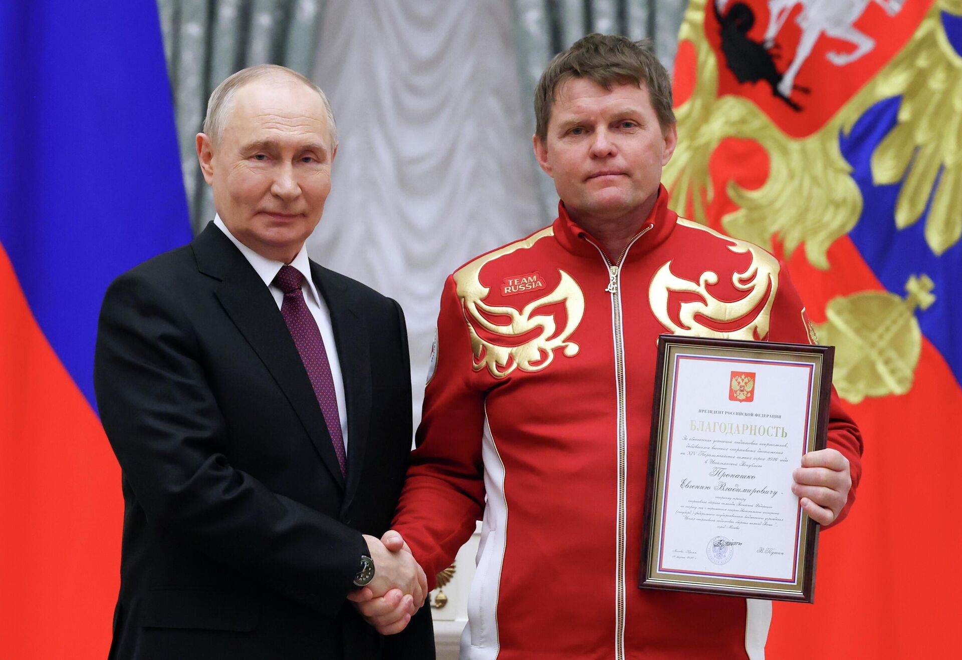 Президент РФ Владимир Путин и старший тренер паралимпийской команды РФ по сноуборду среди лиц с поражением опорно-двигательного аппарата Евгений Пронашко Президент РФ Владимир Путин и старший тренер паралимпийской команды РФ по сноуборду среди лиц с поражением опорно-двигательного аппарата Евгений Пронашко - Sputnik Казахстан, 1920, 20.03.2026