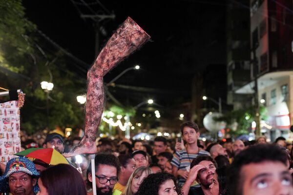 Человек держит накладную волосатую ногу, отсылающую к фильму "Секретный агент" во время прямой трансляции церемонии вручения премии "Оскар", Ресифе, Бразилия. - Sputnik Казахстан