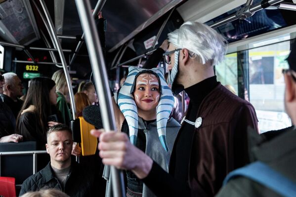 Участники Comic-Con в костюмах героев из франшизы "Звездные войны" едут на трамвае в Праге, Чехия. - Sputnik Казахстан