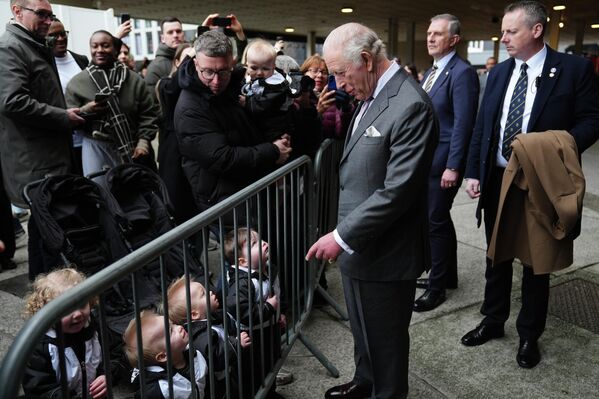 Король Великобритании Карл III встречается с местными детьми, покидая студию Aviva Studios в Манчестере. - Sputnik Казахстан