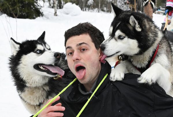 Актер Арам Вардеванян во время поездки в тайгу в рамках XXIV Международного фестиваля кинодебютов "Дух огня" в Ханты-Мансийске. - Sputnik Казахстан