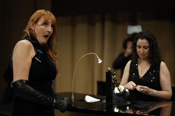 Клиона Фьюри, обладательница премии "Оскар" за лучший грим и прически к фильму "Франкенштейн", после церемонии вручения премии "Оскар" в Голливуде, Лос-Анджелес. - Sputnik Казахстан