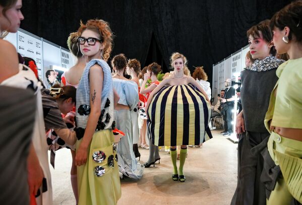 Модели готовятся к показу одежды на VI Московской неделе моды в ЦВЗ Манеж в Москве - Sputnik Казахстан