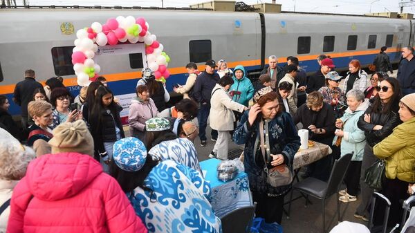 Международный туристический поезд Jibek Joly стартовал из Алматы - Sputnik Казахстан