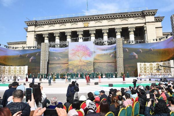 Наурыз празднуют в Алматы - Sputnik Казахстан