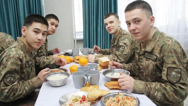 Ұлттық ұланда 10 тоннаға жуық наурыз көже дайындалды  - Sputnik Қазақстан