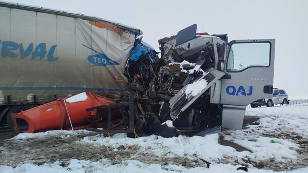 Авария с грузовиком и погрузчиком автодорожников на трассе в Северном Казахстане  - Sputnik Казахстан