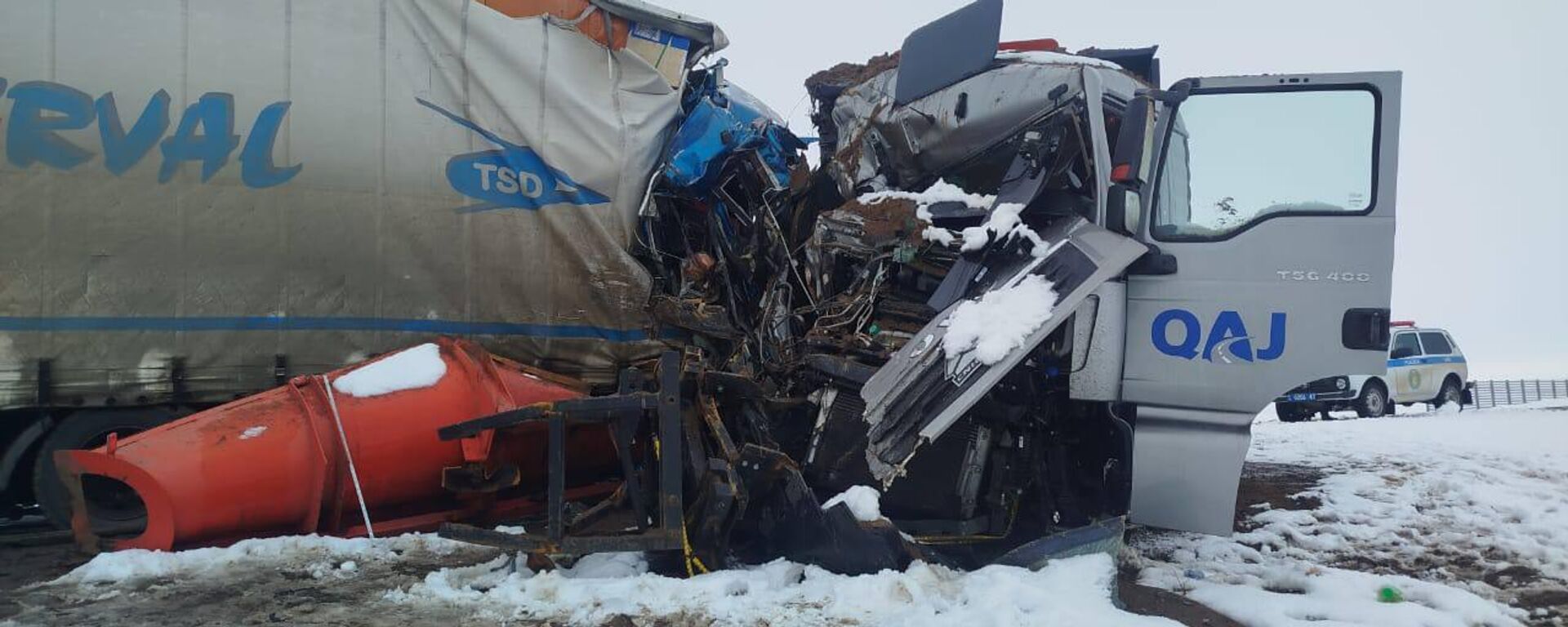 Авария с грузовиком и погрузчиком автодорожников на трассе в Северном Казахстане  - Sputnik Казахстан, 1920, 24.03.2026