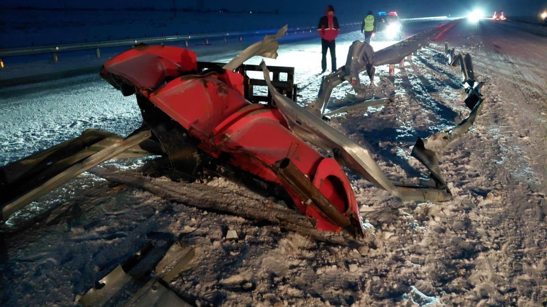 Авария с грузовиком и погрузчиком автодорожников на трассе в Северном Казахстане  - Sputnik Казахстан, 1920, 24.03.2026