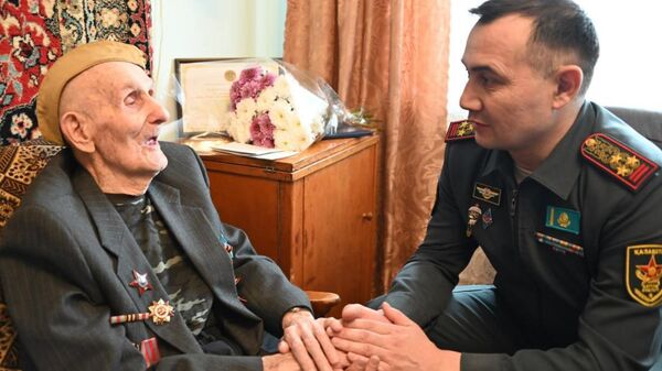 В Караганде военные поздравили ветерана Александра Балабаса с вековым юбилеем - Sputnik Казахстан