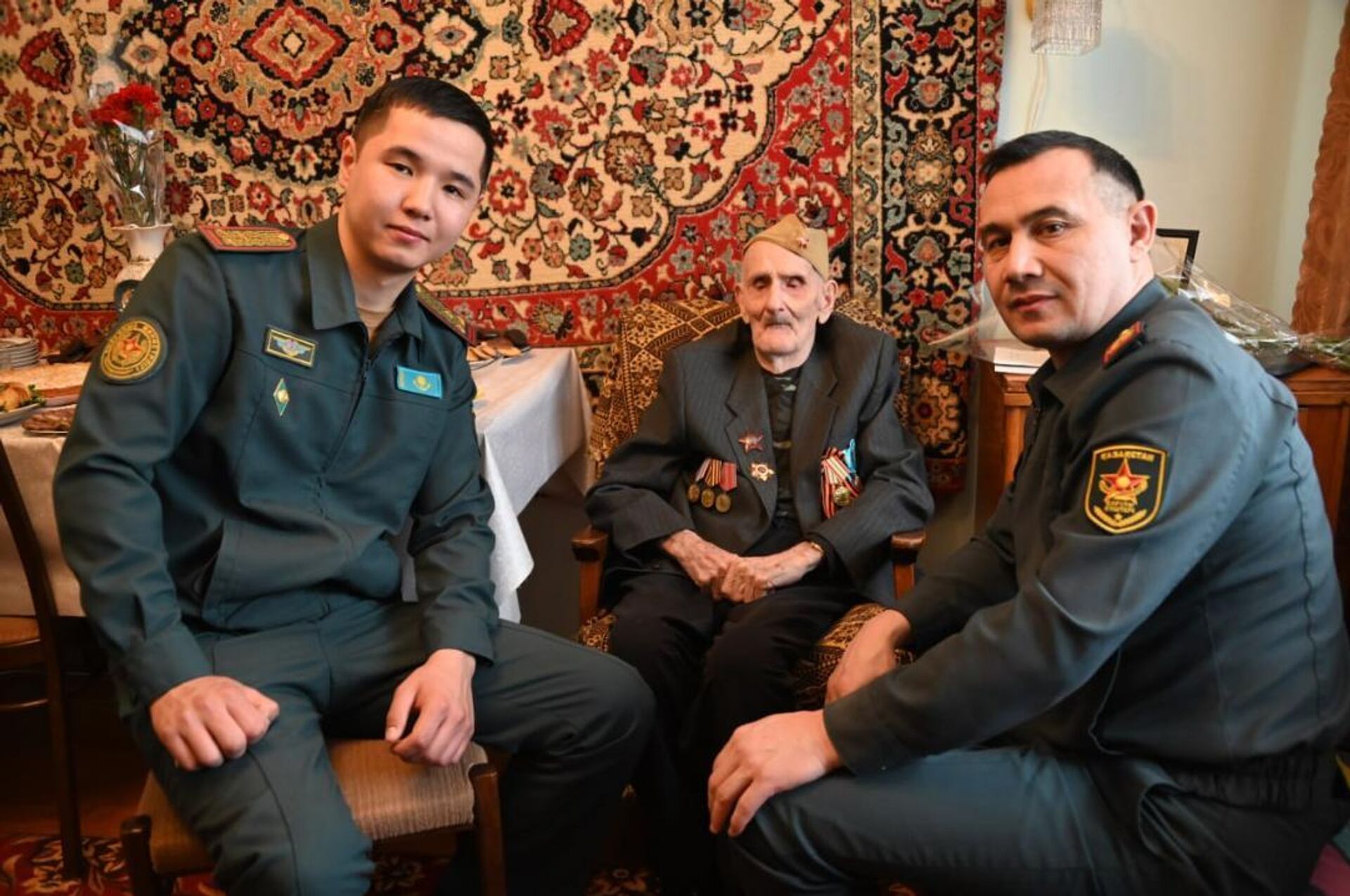 В Караганде военные поздравили ветерана Александра Балабаса с вековым юбилеем - Sputnik Казахстан, 1920, 25.03.2026