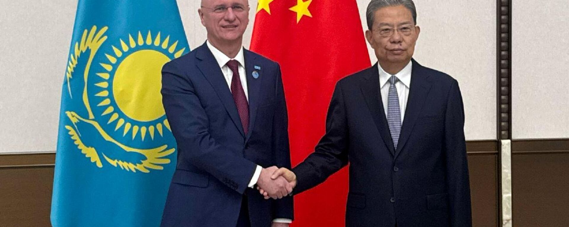 Первый вице-премьер Казахстана Роман Скляр встретился с главой Постоянного Комитета Всекитайского собрания народных представителей Чжао Лэцзи - Sputnik Казахстан, 1920, 25.03.2026