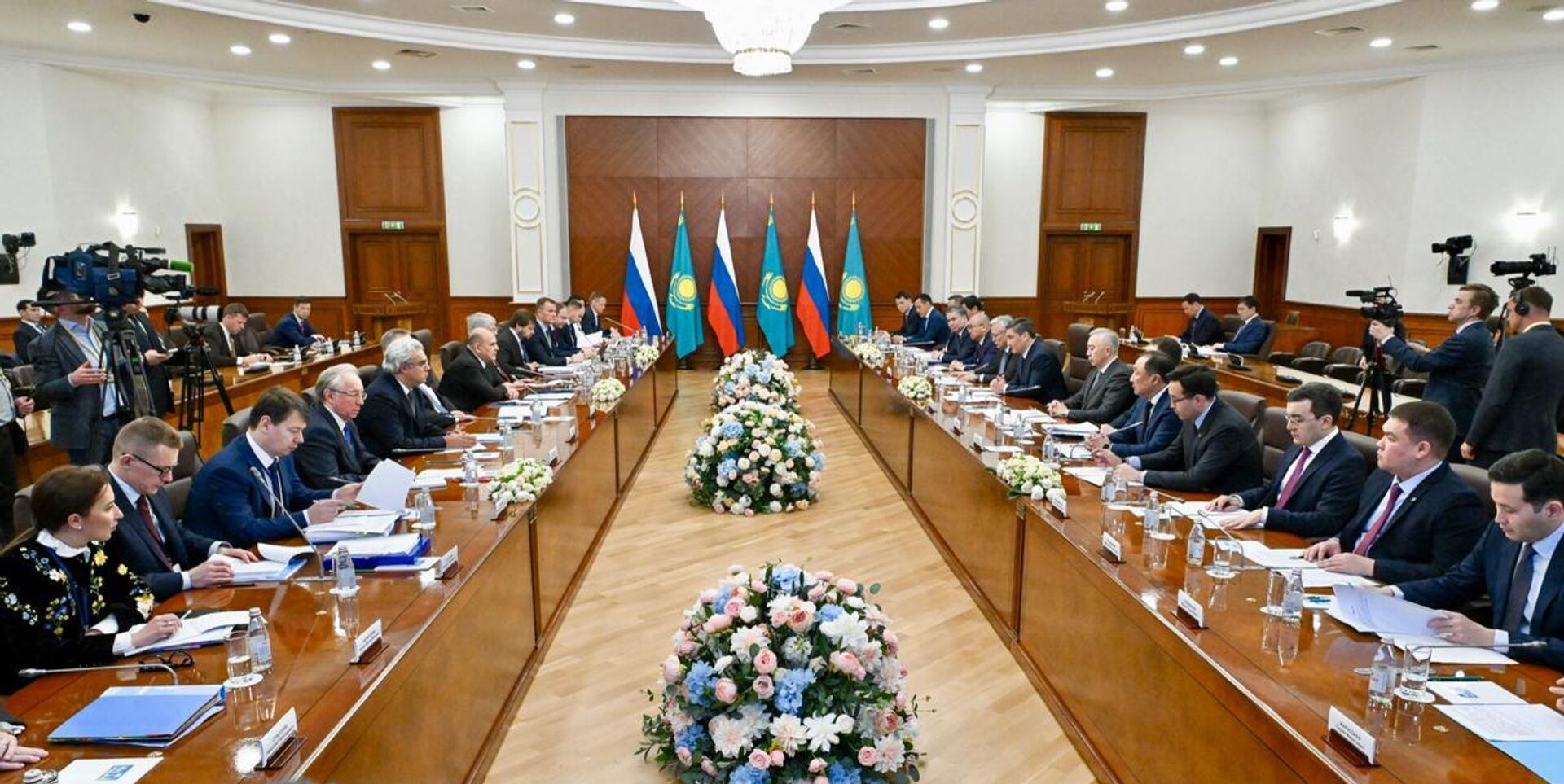 Главы правительств России и Казахстана Михаил Мишустин и Олжас Бектенов провели переговоры - Sputnik Казахстан, 1920, 26.03.2026