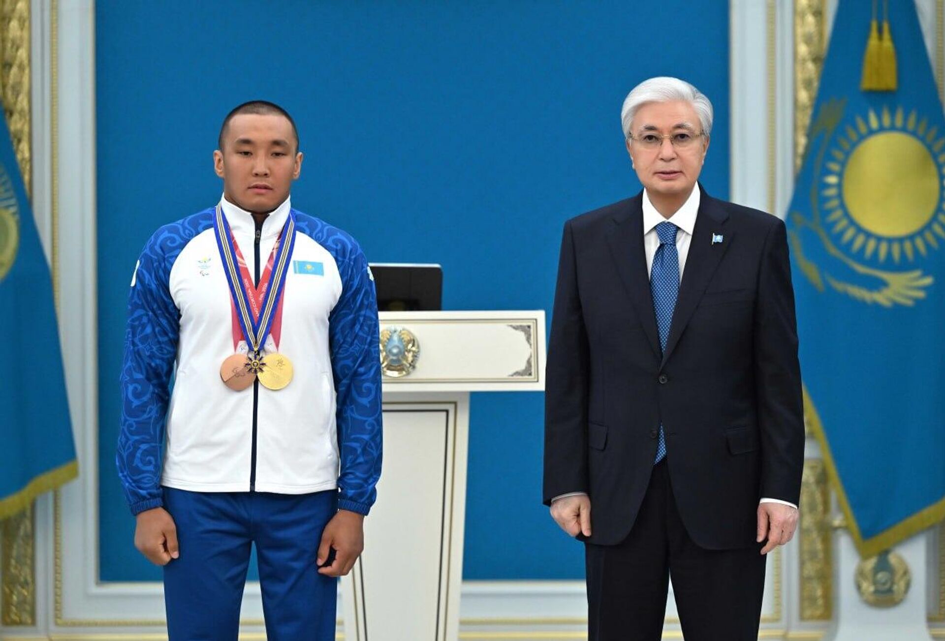 Паралимпиец Ербол Хамитов и Касым-Жомарт Токаев - Sputnik Казахстан, 1920, 26.03.2026