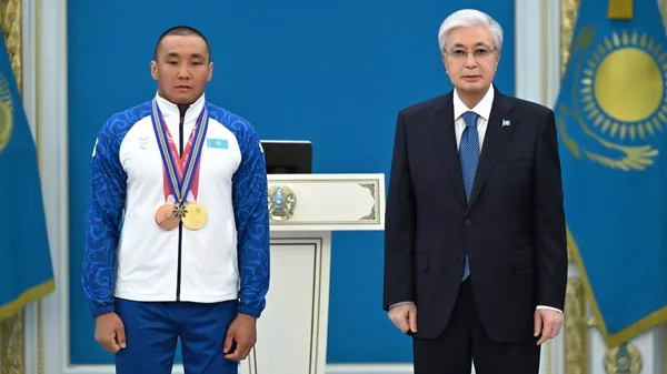 Тоқаев ХІV қысқы Паралимпиада ойындарының чемпионы Ербол Хамитовті марапаттады  - Sputnik Қазақстан