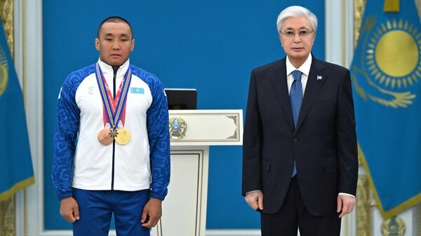 Тоқаев ХІV қысқы Паралимпиада ойындарының чемпионы Ербол Хамитовті марапаттады  - Sputnik Қазақстан