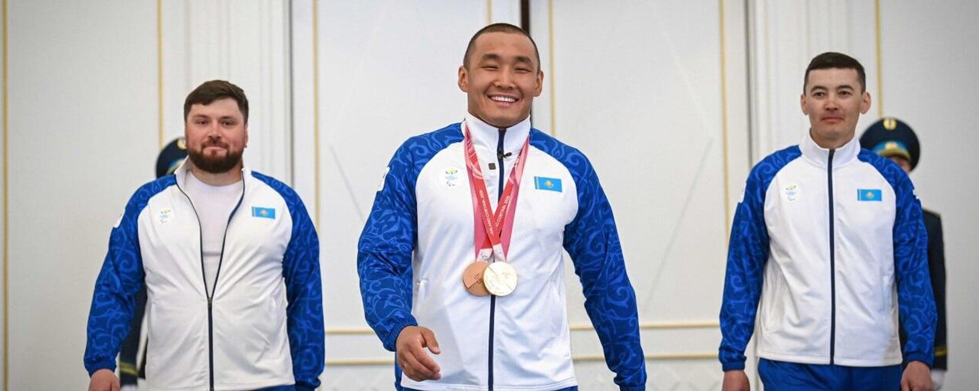 Чемпион Паралимпийских игр Ербол Хамитов и его тренеры - Sputnik Казахстан, 1920, 26.03.2026