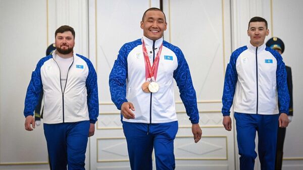 Чемпион Паралимпийских игр Ербол Хамитов и его тренеры - Sputnik Казахстан