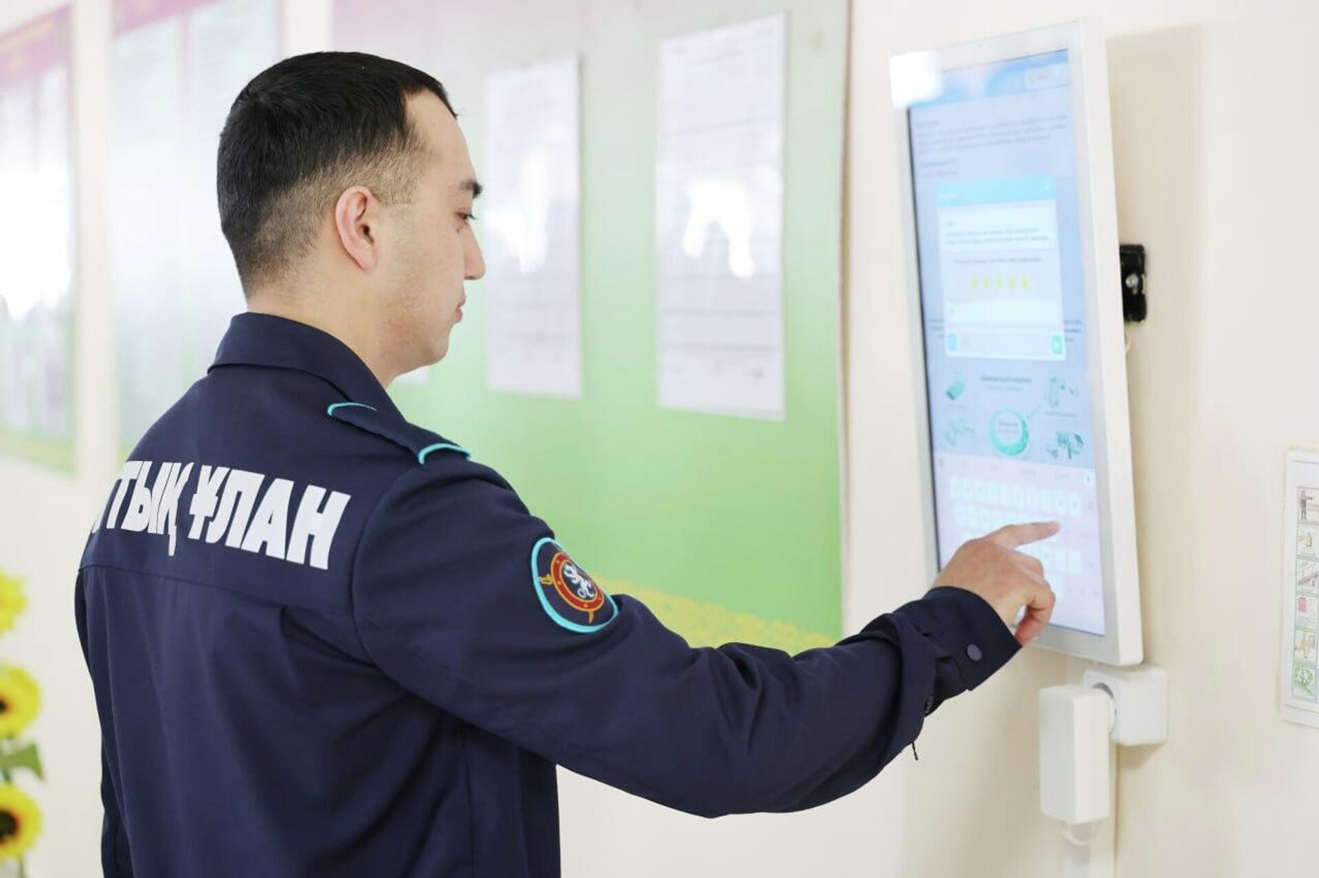 Гвардейцы Казахстана смогут оценивать качество питания в столовых через электронную систему - Sputnik Казахстан, 1920, 27.03.2026