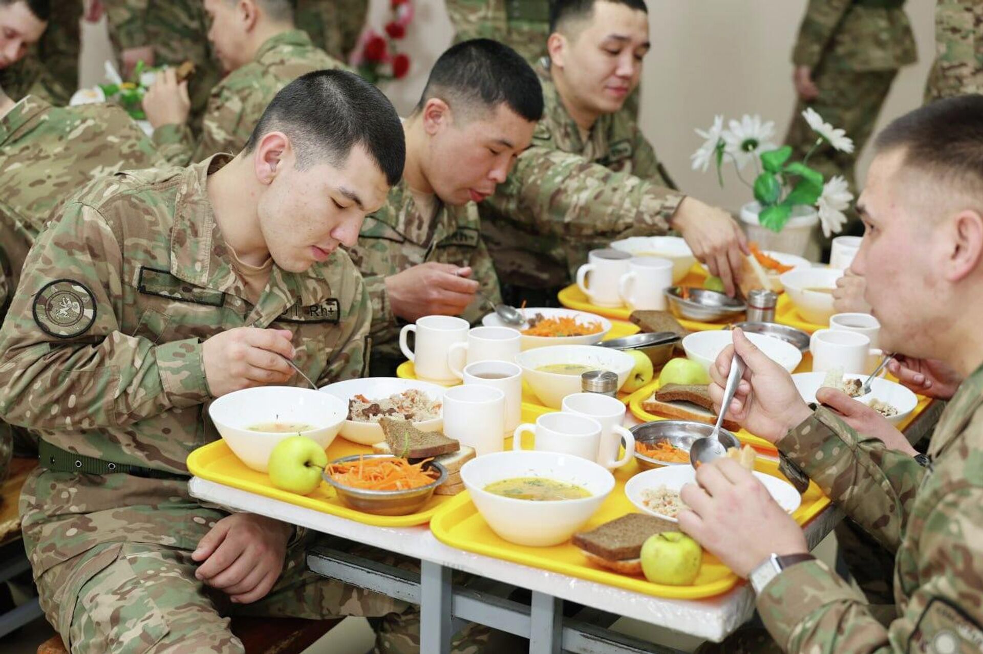 Гвардейцы Казахстана смогут оценивать качество питания в столовых через электронную систему - Sputnik Қазақстан, 1920, 27.03.2026