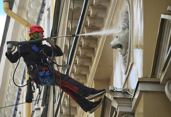 Рабочий моет фасад театра в Санкт-Петербурге, Россия. - Sputnik Казахстан