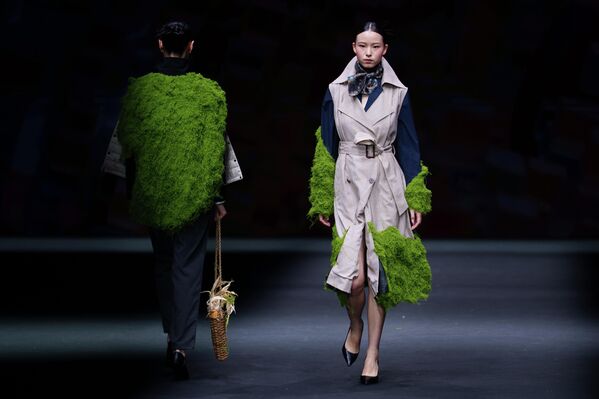 Модель в платье от Shengze Silk во время Китайской недели моды (весна) 2026 года в Пекине, Китай. - Sputnik Казахстан