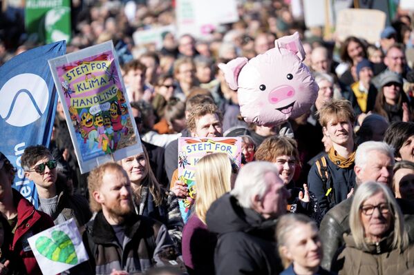 Участники "Климатического марша" протестуют возле датского парламента в Копенгагене, Дания. - Sputnik Казахстан