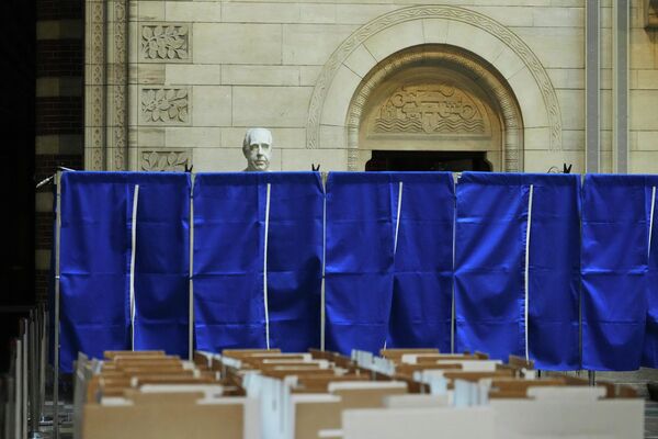 Бюст датского физика Нильса Бора виден за урнами для голосования на избирательном участке в мэрии Копенгагена, Дания. - Sputnik Казахстан