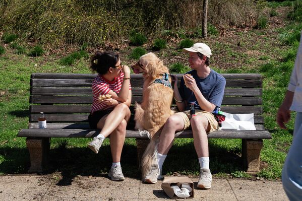 Люди в парке Меридиан-Хилл в Вашингтоне, США. - Sputnik Казахстан